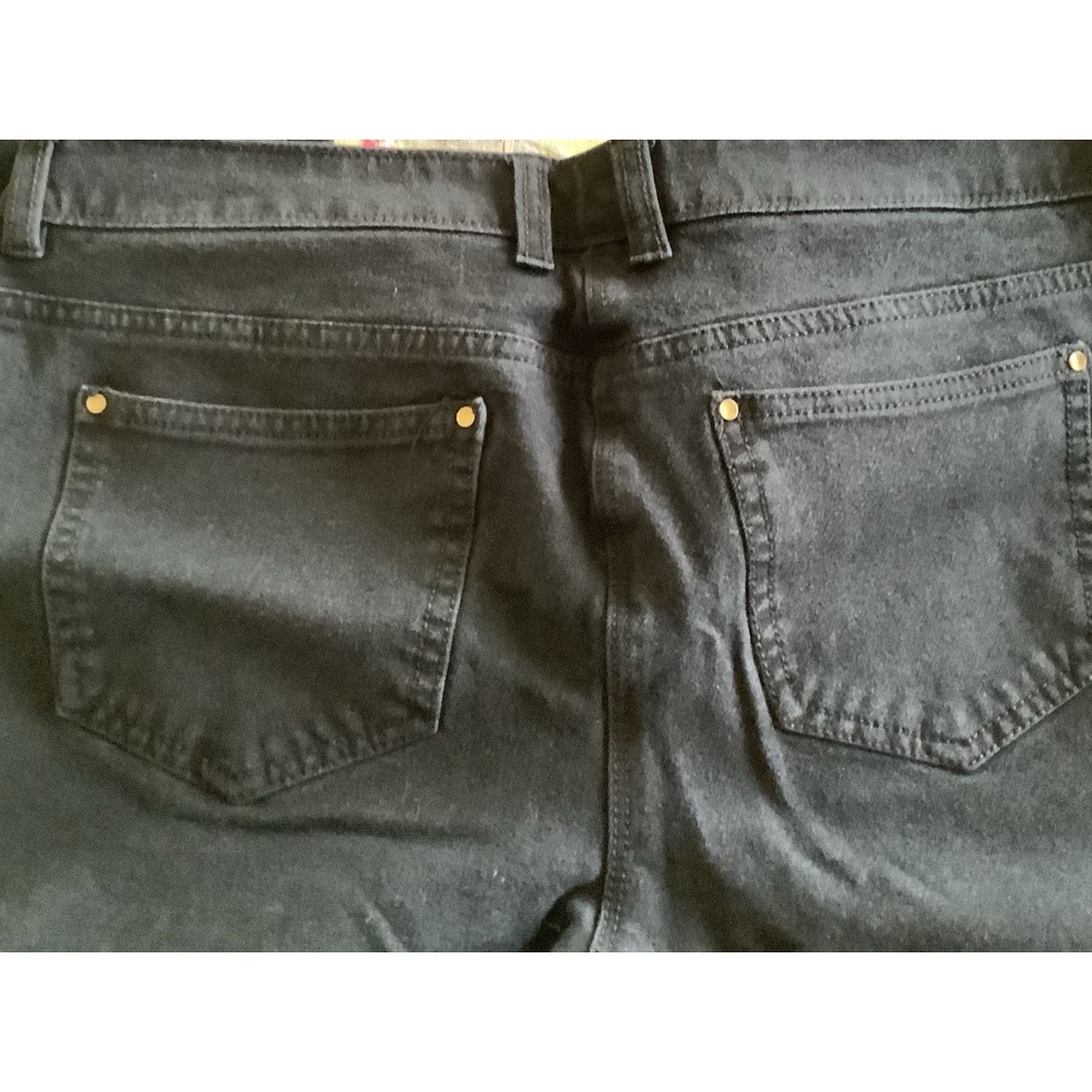Black Denim Jeans.chicos so sliming. Ankle size1 .10 inUS. Very blk. Veryy cute!